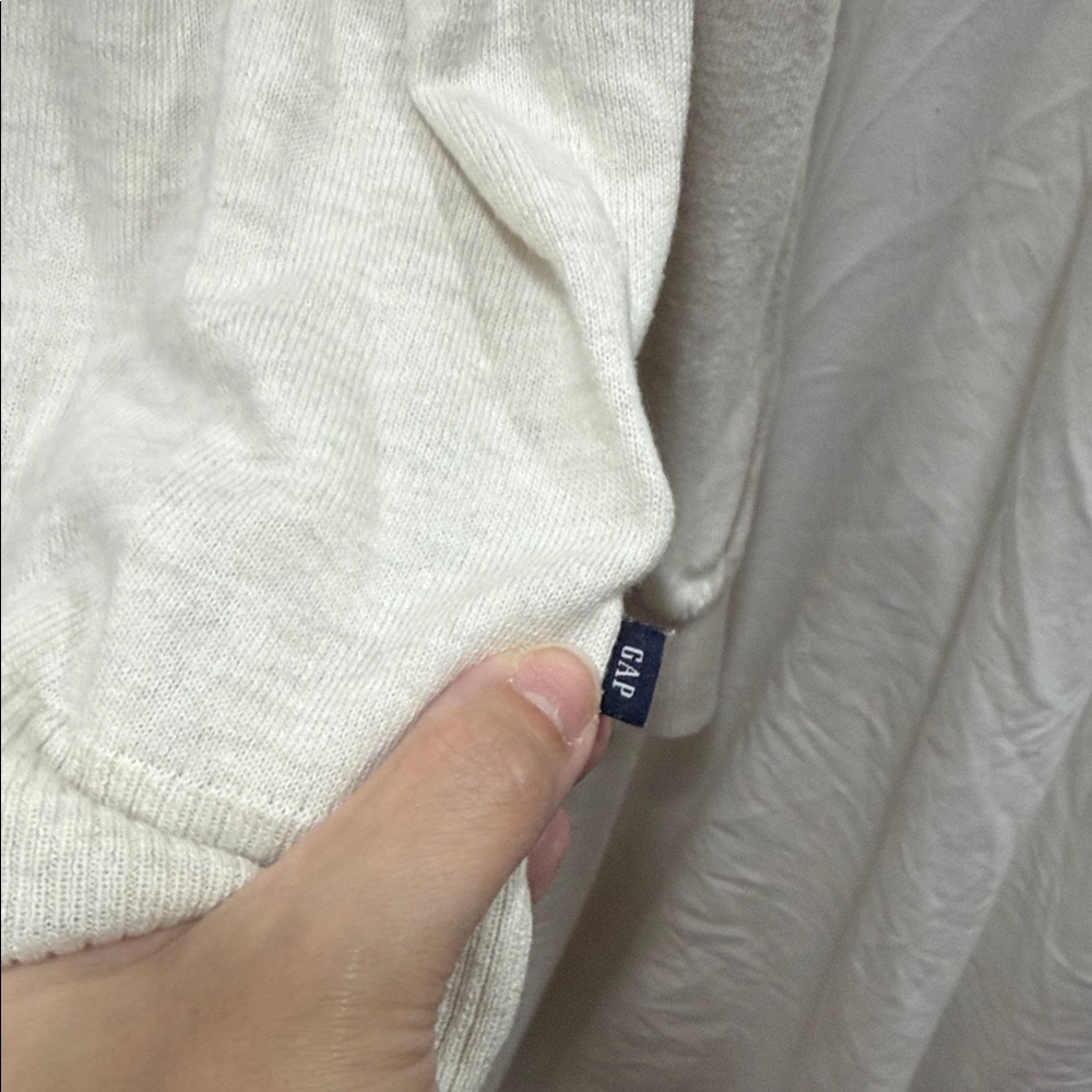 GAP Off-White V-Neck Pullover - Picture 3 of 4